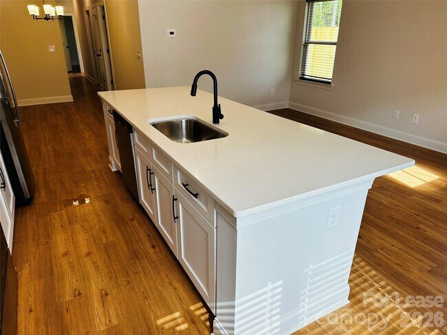 Building Photo - 525 N Linwood Ave