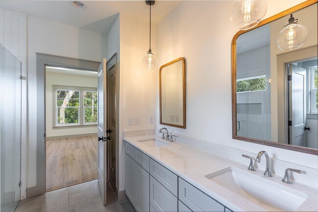 Building Photo - 110 4th St