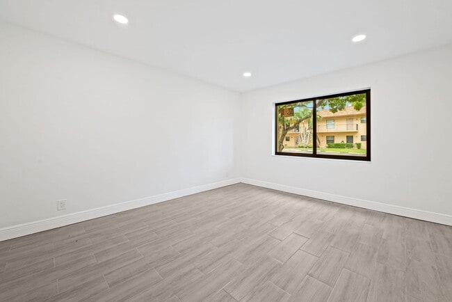 Building Photo - Fully Renovated 2 Bed / 2 Bath – Everything New!