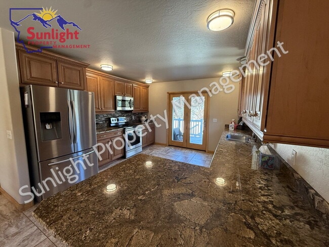 Building Photo - Spacious 5 Bed, 3 Bath Home with Triple Ga...