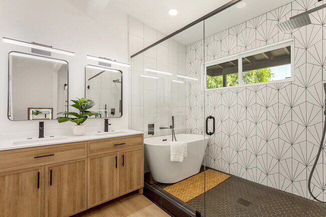 Building Photo - 820 Iris Ave