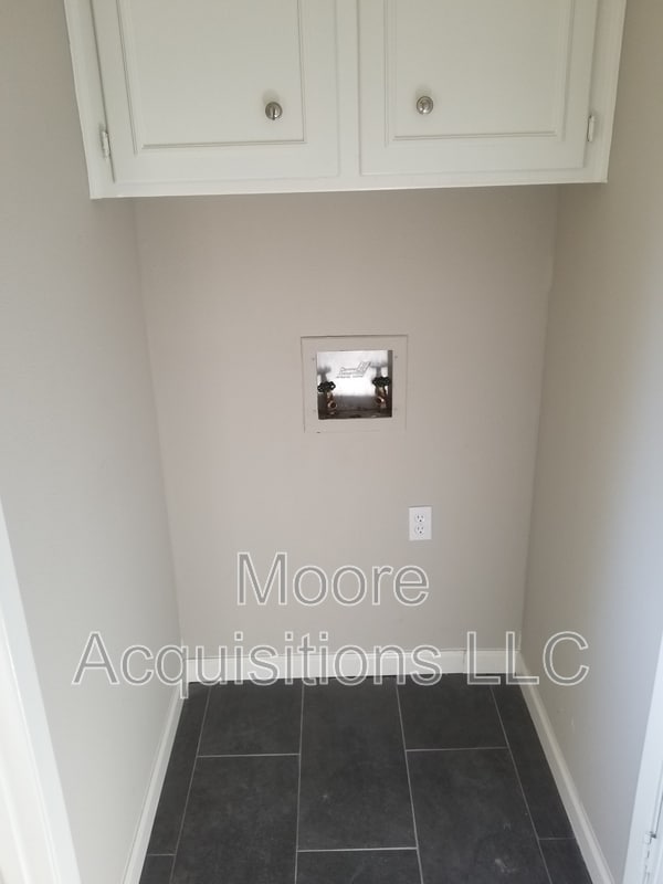 Building Photo - 1833 Skyline Dr