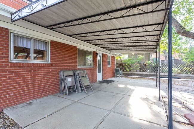 Building Photo - Charming Ranch Style Home in D12!