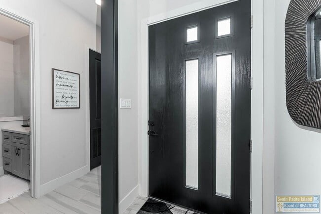 Building Photo - 100 Torrey Pines Dr