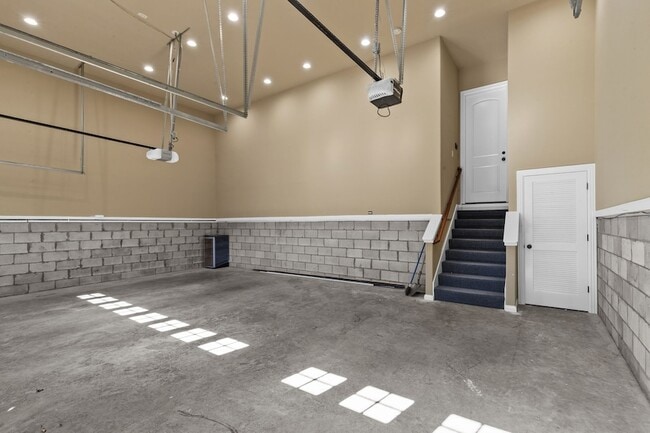 Building Photo - 2019 Overhill Dr