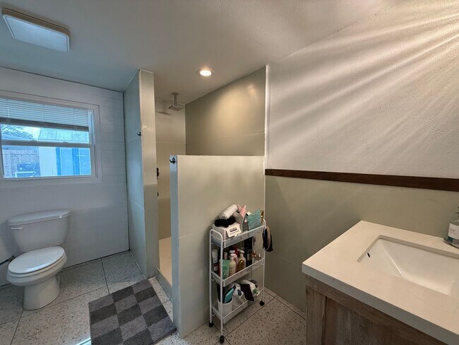 Building Photo - Spacious 4-bedroom, 2-bath pool home