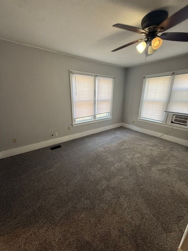 Building Photo - 623 W Main St