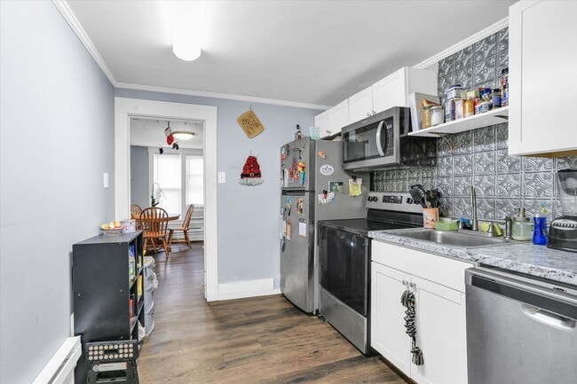 Building Photo - Beautifully Remodeled 1 Bedroom Located in...