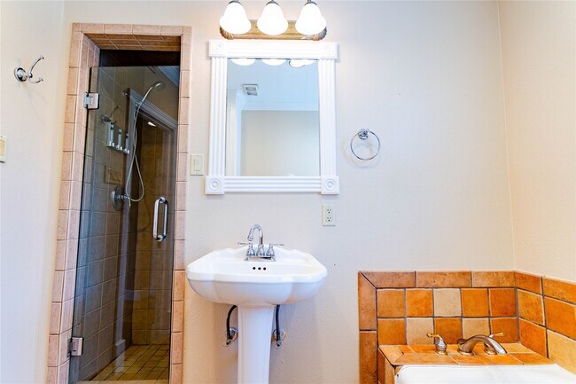 Building Photo - 3015 Caroline St