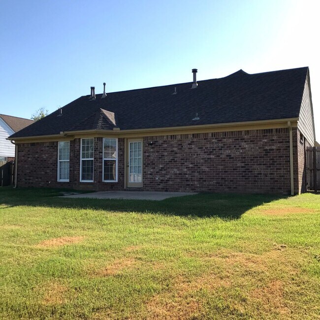 Building Photo - LVP FLOORING THROUGHOUT! 4 Bedrooms in Center Hill Elementary, Middle & High School District!