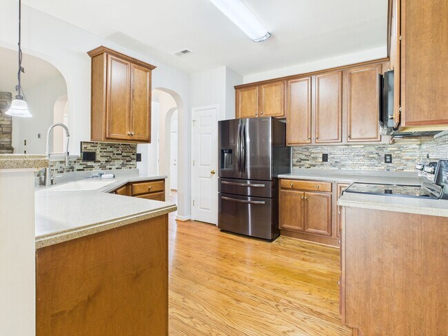 Building Photo - Charming 5-Bedroom 2.5 Bathroom Home locat...