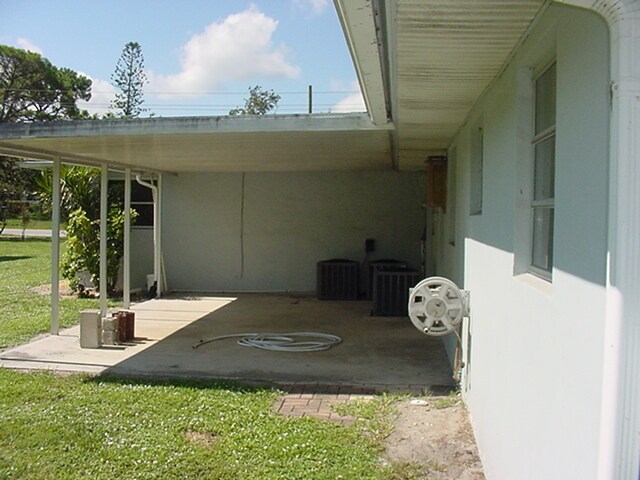 Building Photo - 2427 NW Holiday Ct