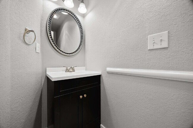 Building Photo - TOWNHOUSE IN KENT! Two story condo/townhouse 2 bedroom 1.5 bathroom TOWNHOUSE in Kent at Colonial...