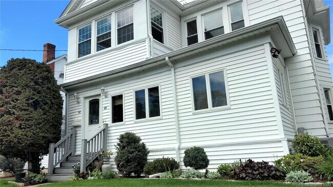 Building Photo - 60 Woodmere Rd