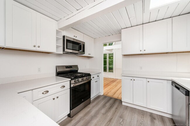 Building Photo - 16 Baywater Dr