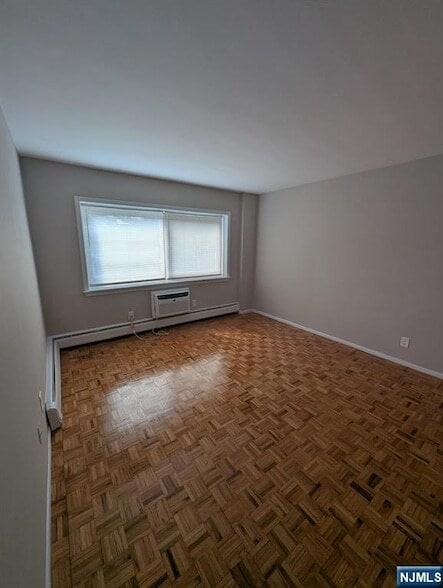 Building Photo - 40 Zabriskie St