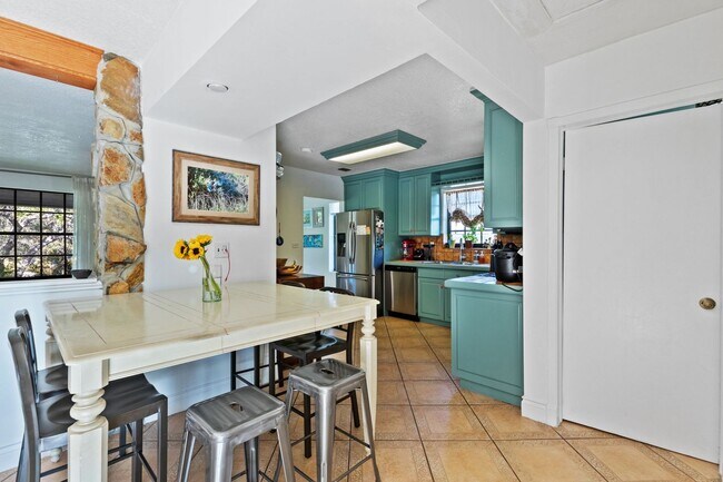 Building Photo - Beautiful Rustic Contemporary Duplex in Cu...