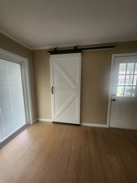 Dining area with facing laundry room - 211 Ellen Dr