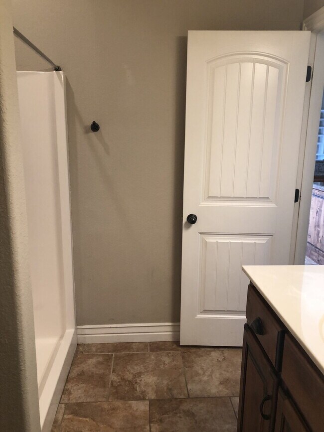 Building Photo - 4BR / 3Car garage / Fully fenced in backyard - Stunning property
