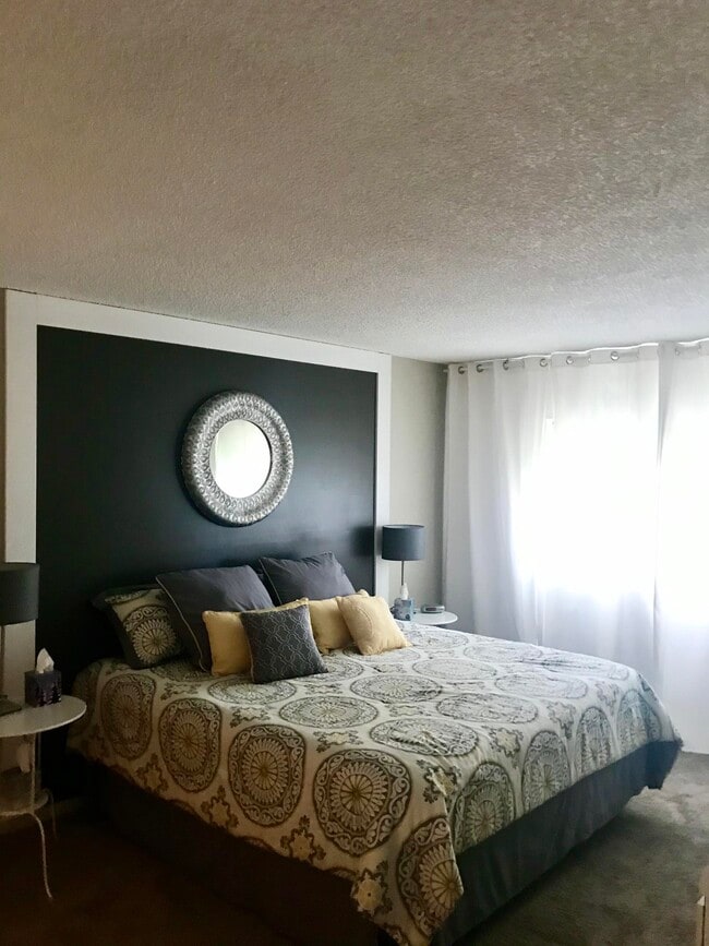 Building Photo - 1010 Country Club Dr