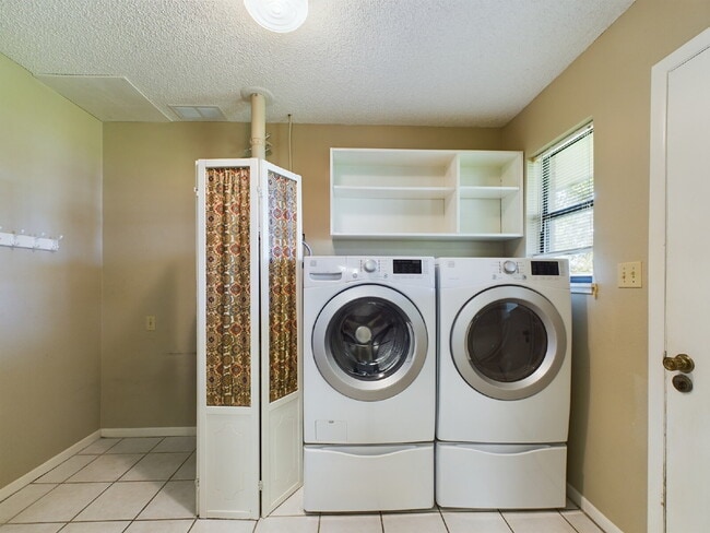 Building Photo - Generous 3-Bed, 2-Bath Home in Fredericksb...