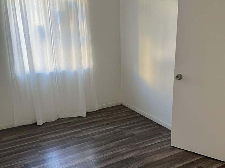 Building Photo - 934 1/2 West 71st Street