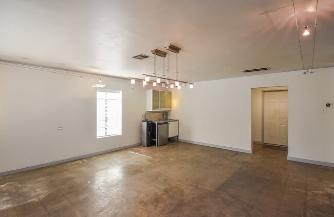 Building Photo - 1310 E 29th St