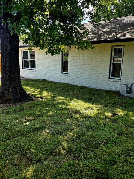 Building Photo - 7410 Woodoak Dr