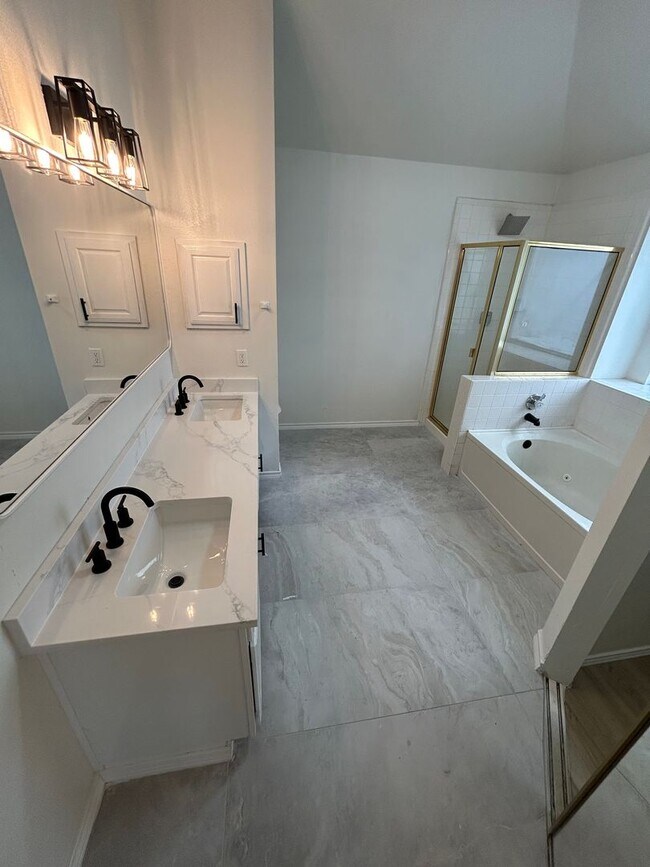 Building Photo - 1131 Holly Dr