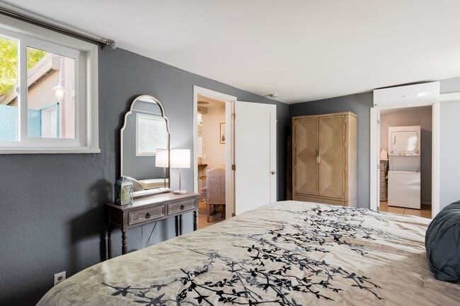 Building Photo - Movie Colony Oasis - Peaceful, Walk to Downtown (Monthly Only - No Long Term)