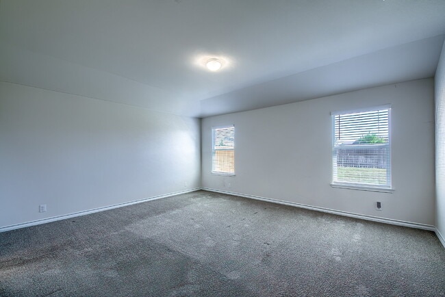 Building Photo - Stunning 4 bedroom offering 50% off the fi...