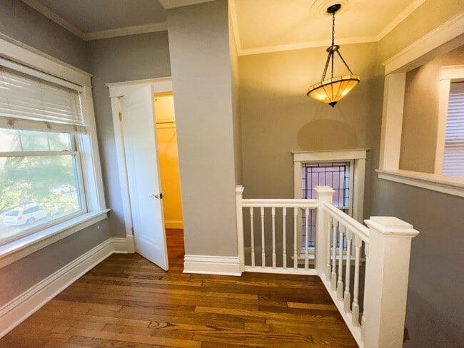 Building Photo - $2100 - AMAZING DESIGNED 2F UNIT LOCATED IN THE CWE!