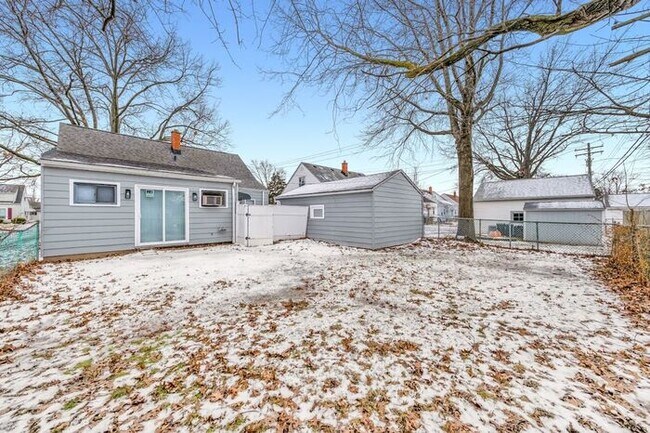 Building Photo - Stunning 5 Bed, 2 Bath Euclid Ohio!