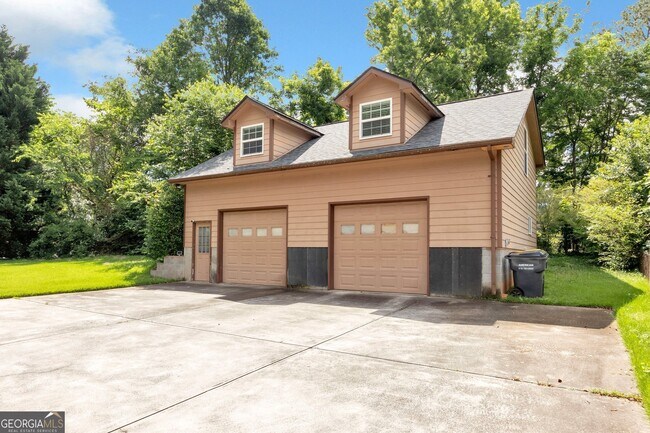 Building Photo - 2350 Wakita Ct SE