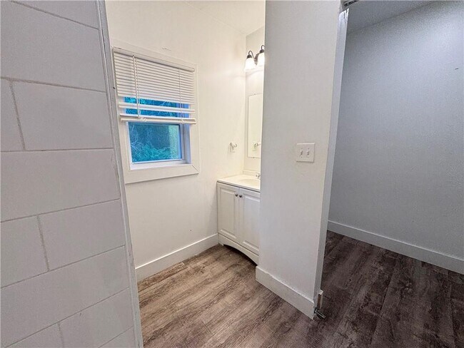 Building Photo - 1317 Redford Dr SE