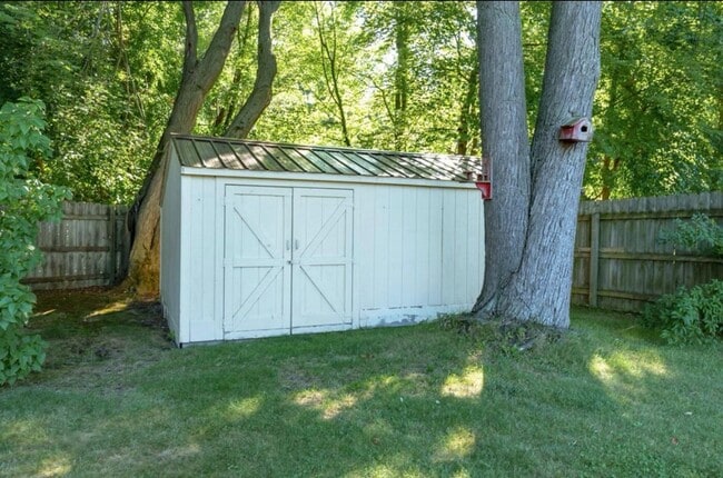 Building Photo - 3 Bedroom Home in Portage by West Lake