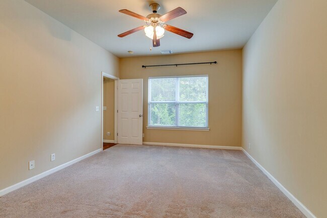 Building Photo - Beautiful 2-Bed, 2.5-Bath Townhouse in Har...