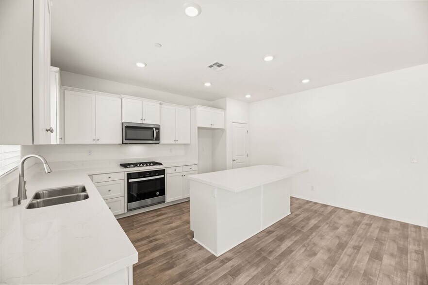 Building Photo - 28357 Cats Claw Dr