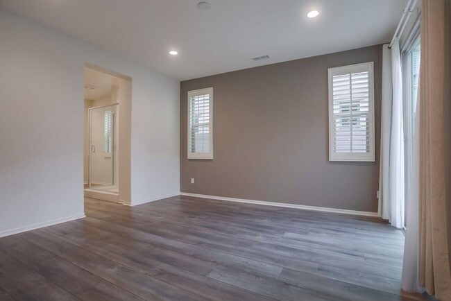 Building Photo - 5 Bedroom Home in Rancho Tesoro!