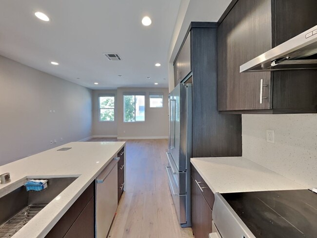 Building Photo - Prescott Townhouse 2/2.5 Available Now!