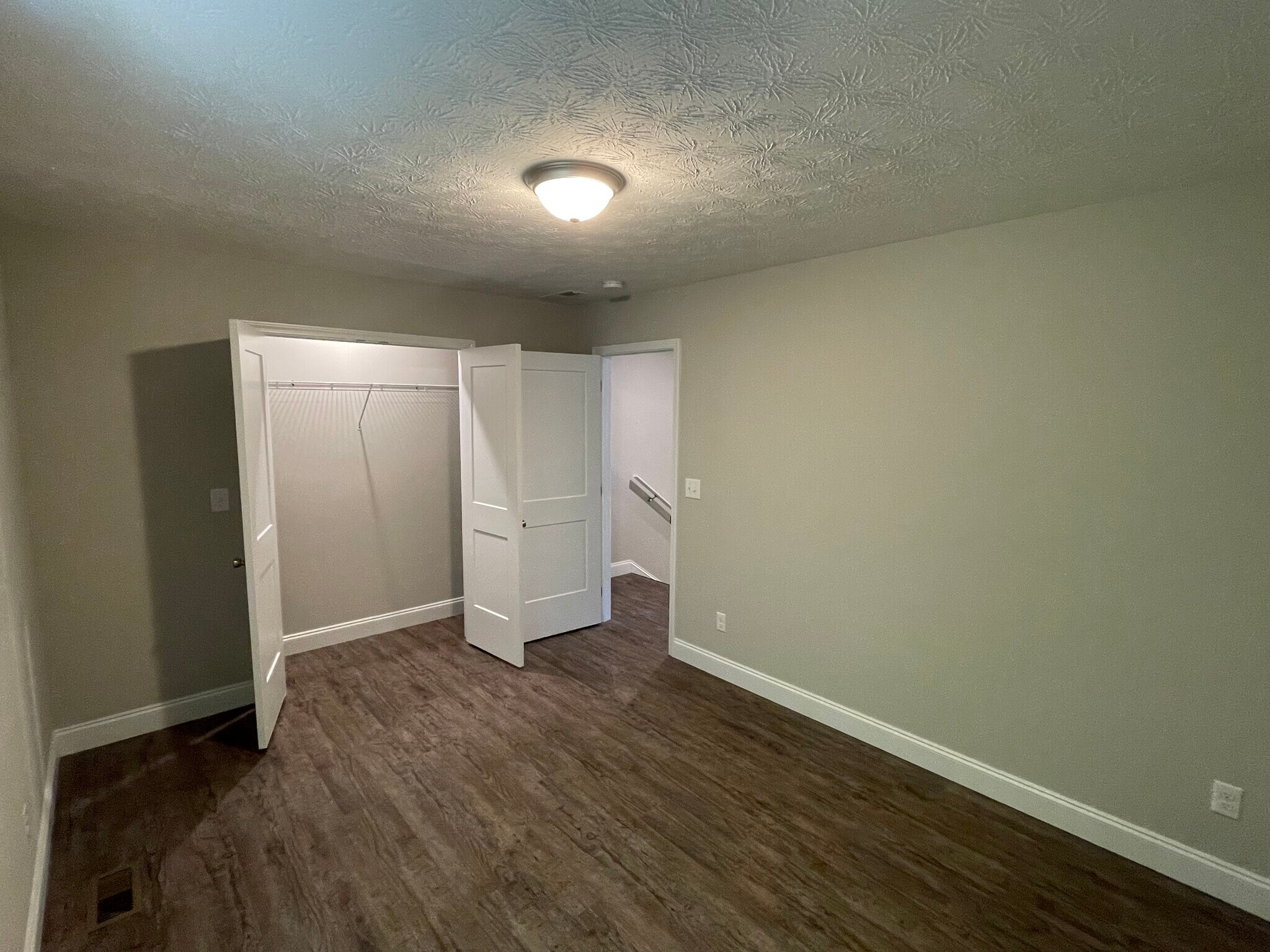 Building Photo - 1011 W 5th St