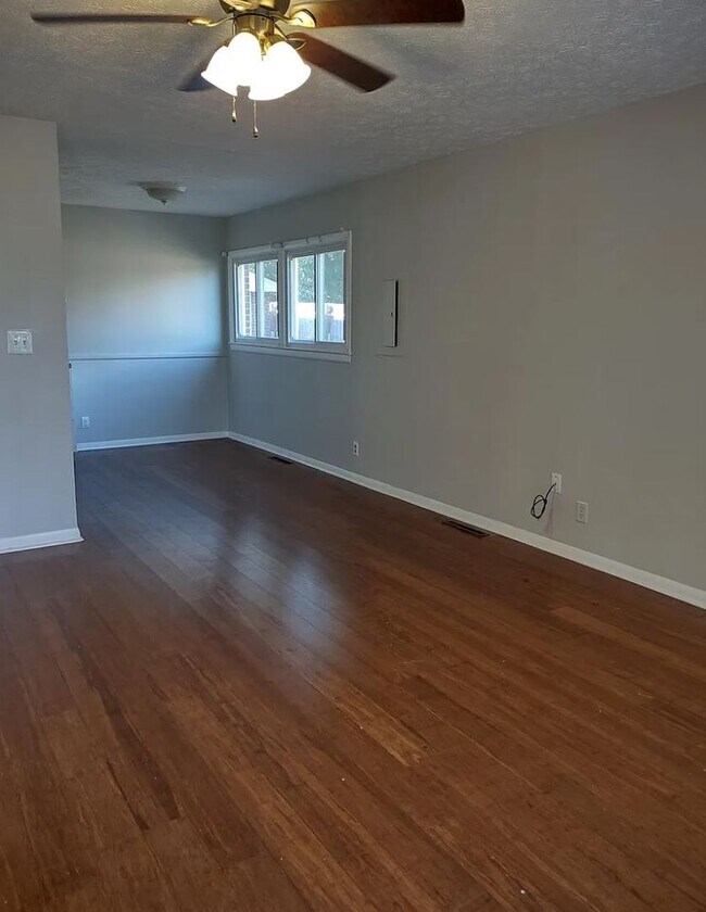 Building Photo - Updated 3 bedroom home located off Bardsto...