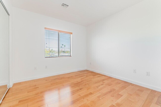 Building Photo - 3 bedroom home in gated community
