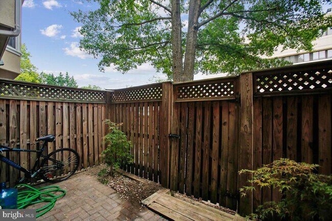 Building Photo - 1309 McLean Crest Ct