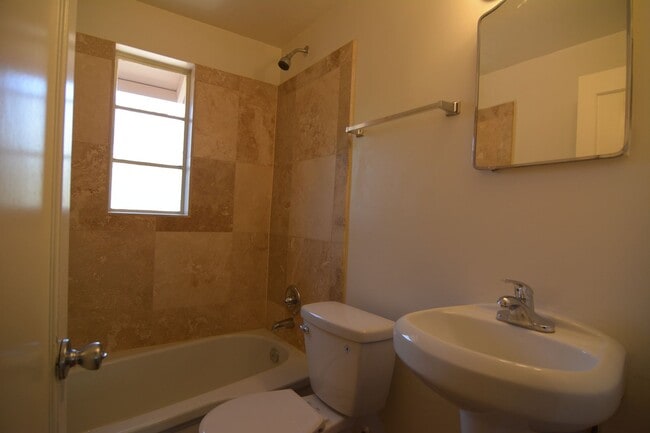 Building Photo - Remodeled 1 Bedroom 1 Bath House! Central Tucson Location!