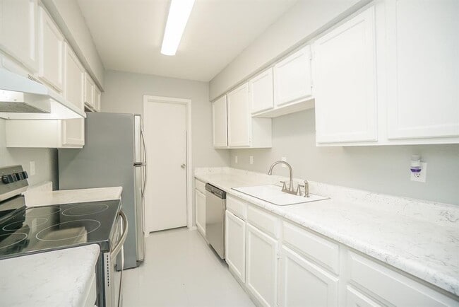 Building Photo - 7400 Bellerive Dr