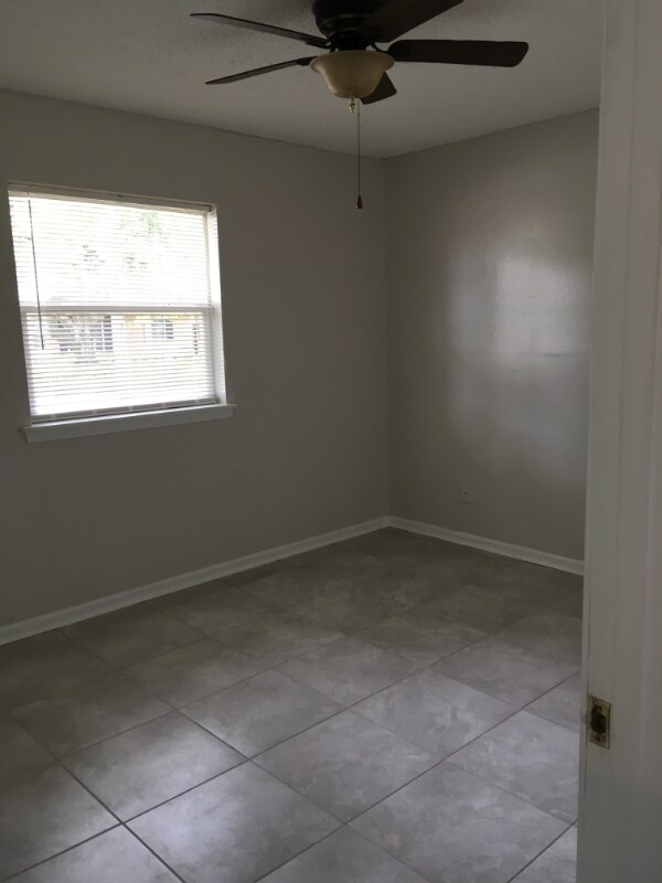 Building Photo - 659 Meadow Dr