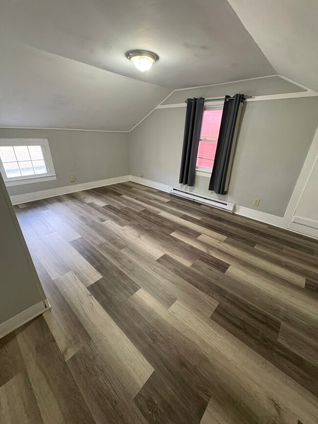 Building Photo - 633 Main St