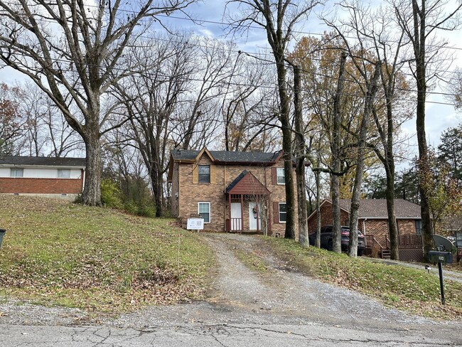 Building Photo - Great 2 bdrm  w/ Fenced in Back Courtyard ...