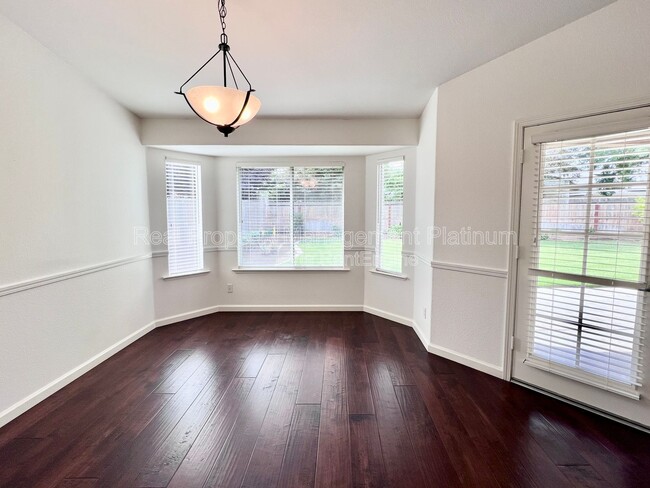 Building Photo - 6535 N Vista Ave